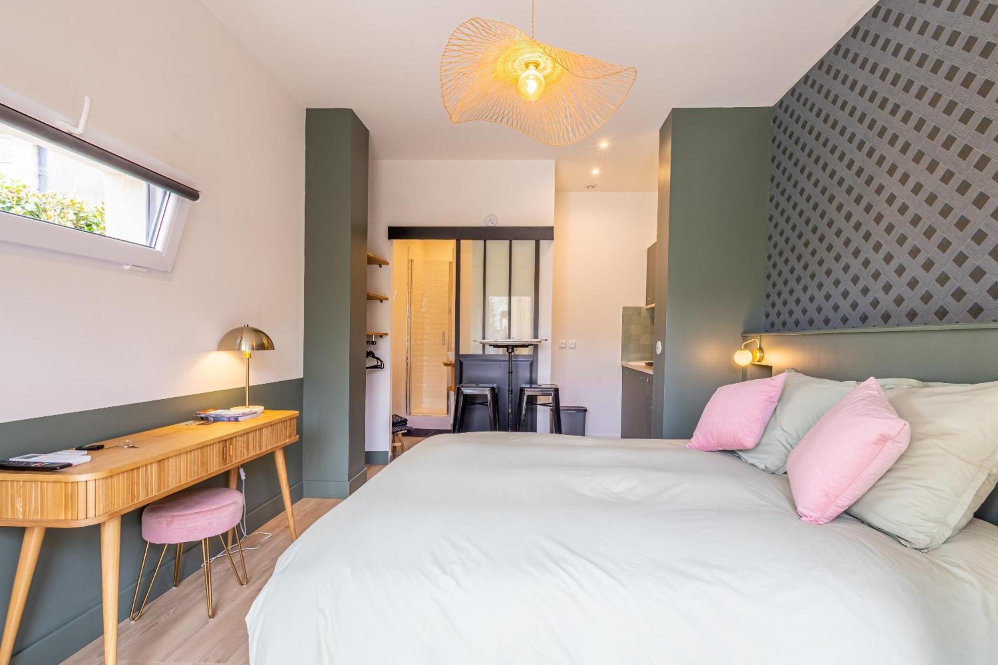 Chambres D'Hotes Avec Piscine Et Jacuzzi Privatif Pour Le Studio Bed & Breakfast *
