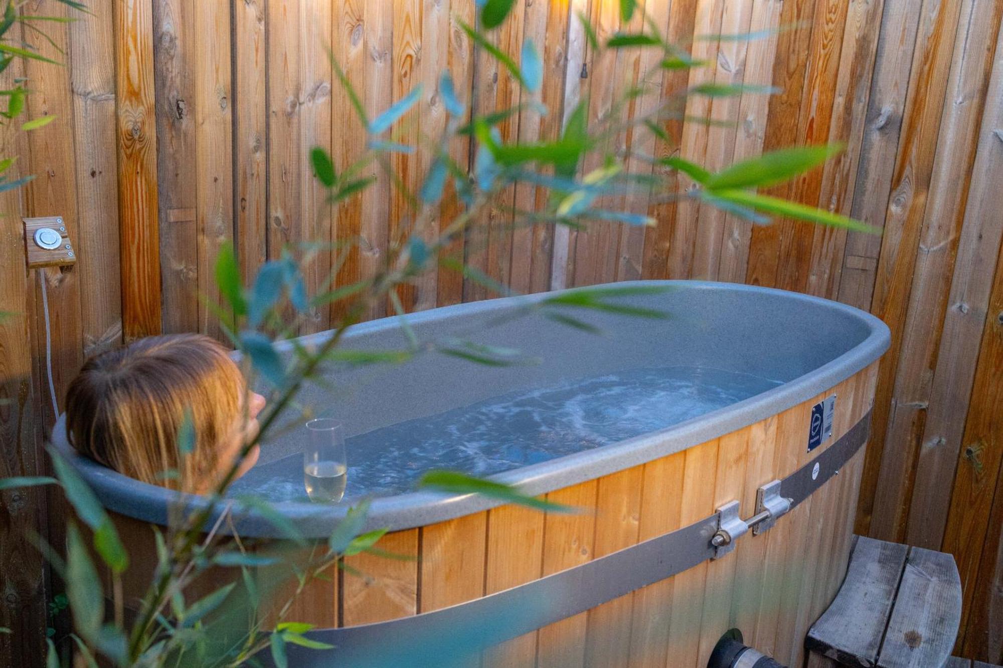 Chambres D'Hotes Avec Piscine Et Jacuzzi Privatif Pour Le Studio Bed & Breakfast